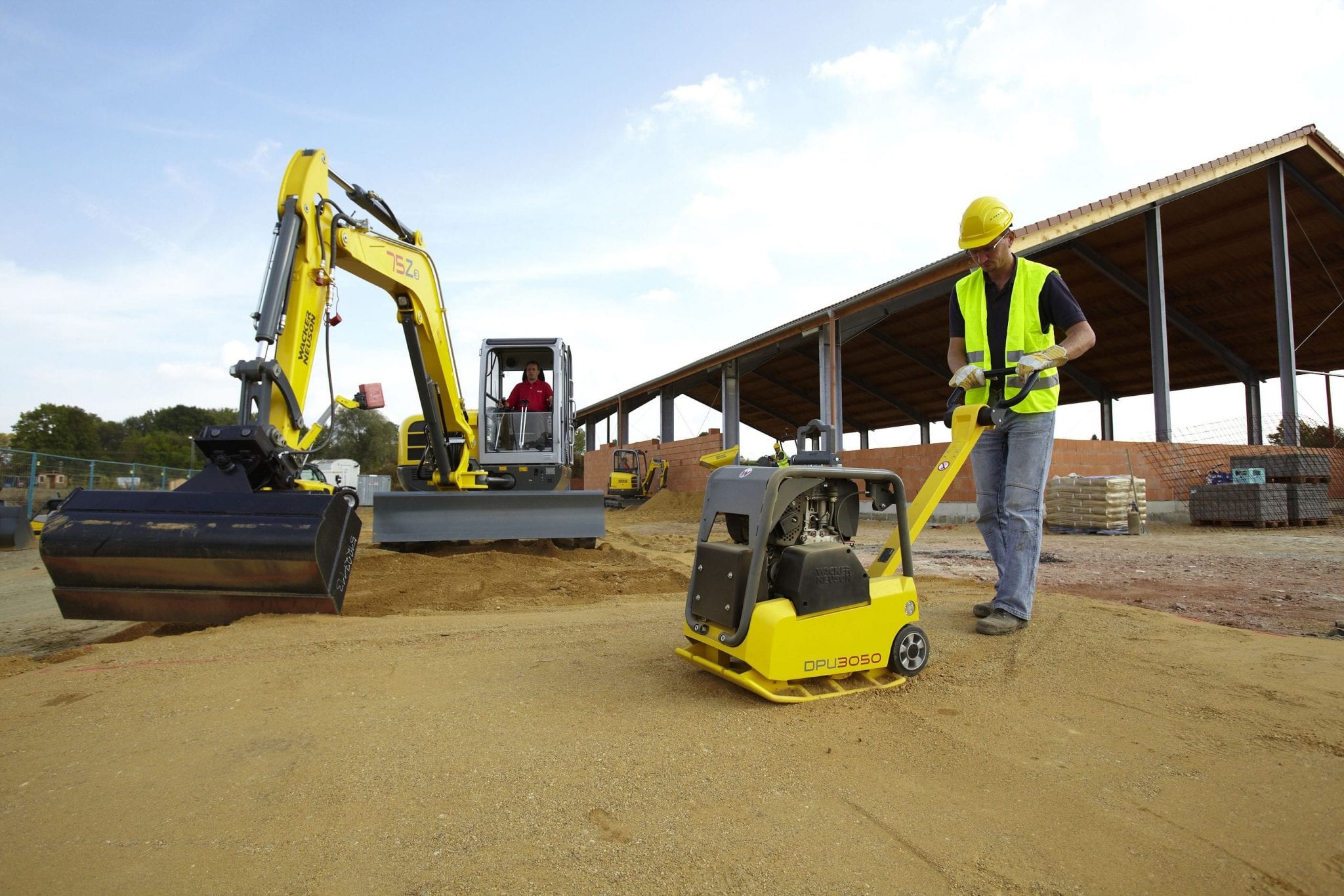 Трамбовка песка виброплитой. Виброплита Wacker DPU 3050 H. Виброплита DPU 3060 H. Wacker Neuson DPU 3050h. Виброплита 6555 Wacker Neuson.